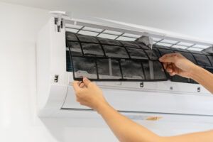 tech replacing AC filter in Kingman